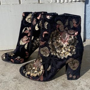 ALDO black velvet sequin boots size 8.5. Genuine leather sole 🖤